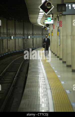 Cieco su un treno JR platform a Tokyo Foto Stock