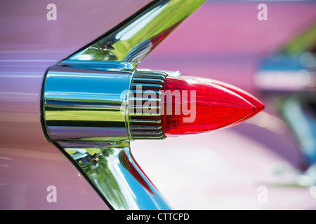 1959 Rosa Cadillac. Sharp pinna di coda con doppio bullet luci di coda Foto Stock