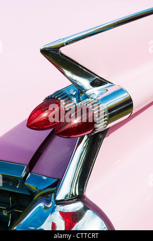 1959 Rosa Cadillac. Sharp pinna di coda con doppio bullet luci di coda Foto Stock