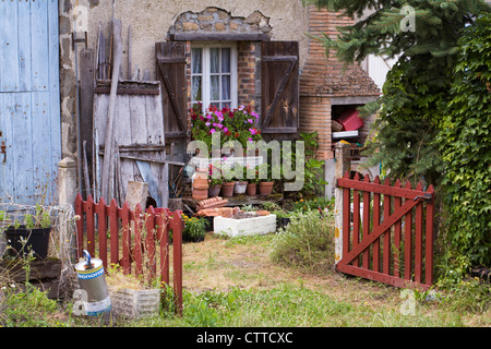 Giardino frontale di un paese francese cottage. Foto Stock