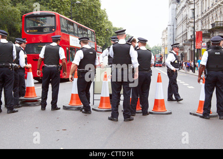 I tassisti causare paralisi intorno a Hyde Park Corner durante una manifestazione di protesta circa la loro esclusione dalle corsie olimpico Foto Stock