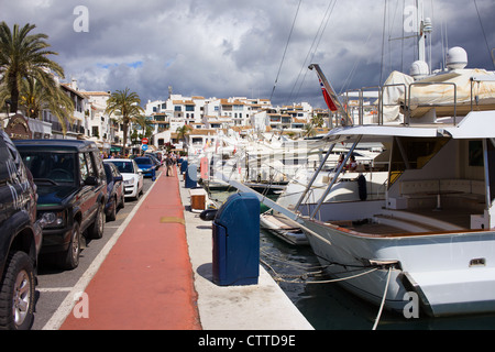 Motoryacht di lusso a Puerto Banus marina sulla Costa del Sol in Spagna. Foto Stock