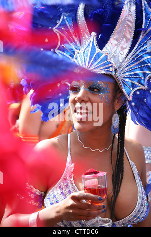 Partecipante del 2010 carnevale di Notting Hill. Europa il più grande festival e la parata. [Solo uso editoriale] Foto Stock