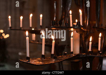 Candele accese su un ferro da stiro candelabri a Uppsala cathderal del. La Svezia. Foto Stock