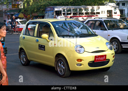 Chery Automobile usata come un taxi in (Rangoon) Yangon, Birmania (Myanmar). Foto Stock