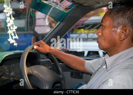 Di birmani taxi driver in (Rangoon) Yangon, Birmania (Myanmar). Foto Stock