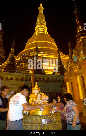 La Shwedagon Paya situato in (Rangoon)Yangon, Birmania (Myanmar). Foto Stock