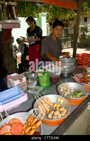 Cibo di strada in vendor (Rangoon) Yangon, Birmania (Myanmar). Foto Stock
