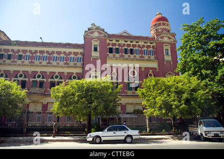 I Ministri' edificio nel centro (Rangoon) Yangon, Birmania (Myanmar). Foto Stock