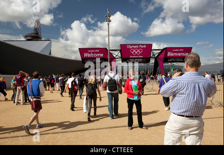 Ingresso al Parco Olimpico, Stratford, Londra - visitatore prendere una foto ricordo Foto Stock