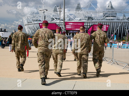 Londra 2012 Giochi Olimpici - esercito personale vicino allo stadio di Olympic Park Foto Stock