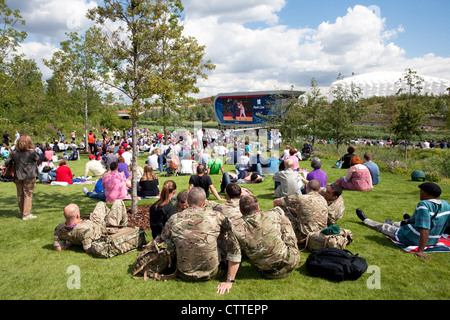 Londra 2012 Giochi Olimpici - Esercito personale unisciti a guardare la folla azione sul grande schermo nel parco vivono nel parco olimpico Foto Stock