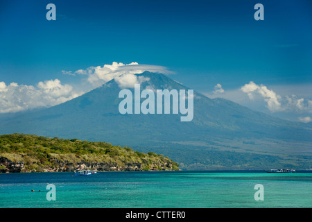 Isola Menjangan è una piccola isola nel nord-ovest dell'isola di Bali e fa parte dell'arcipelago indonesiano notato per i suoi coralli. Foto Stock