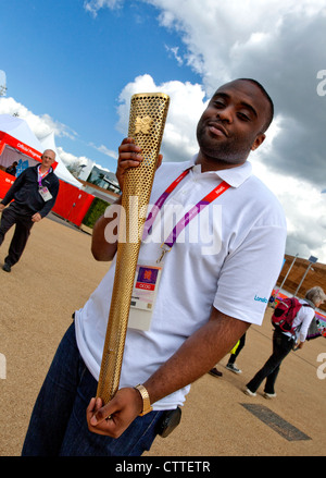 Londra 2012 Giochi Olimpici - volontario mantiene Torcia olimpica Foto Stock