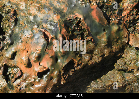 Deildartunguhver, primavera calda, Islanda close up di ossido di ferro di deposito Foto Stock