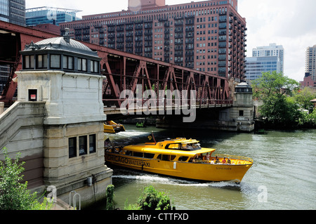 Chicago water taxi passando sotto W. Lake Street Bridge sul fiume di Chicago. Foto Stock
