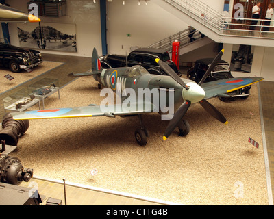 Supermarine Spitfire LF Mk. IXe, situato al National Technical Museum di Praga, è un aereo da combattimento britannico della seconda guerra mondiale, conosciuto per il suo ruolo fondamentale nella battaglia d'Inghilterra, rimane un simbolo iconico della superiorità aerea britannica durante la guerra. Foto Stock