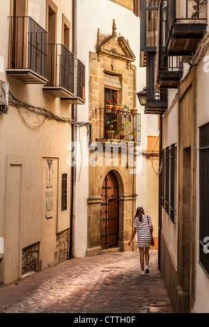 Scena di strada, donna camminando per strada di Ubeda Jaén, Andalusia, Spagna. L'Europa. Foto Stock