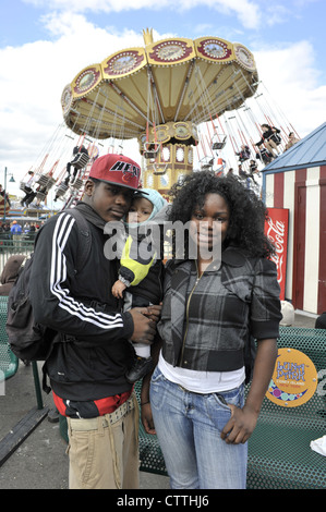 Giovani, afro-americano di famiglia trascorre la giornata a Coney Island. Foto Stock