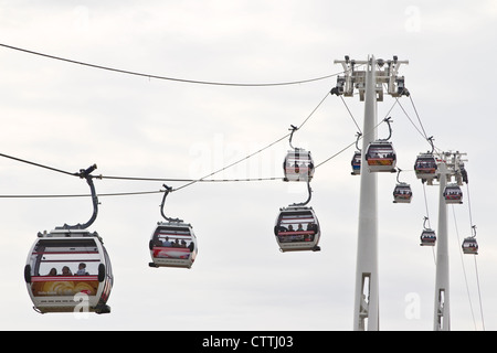 Funivie spanning il Tamigi dove i passeggeri incrocio tra Royal Docks e la penisola di Greenwich , London, England, Regno Unito Foto Stock