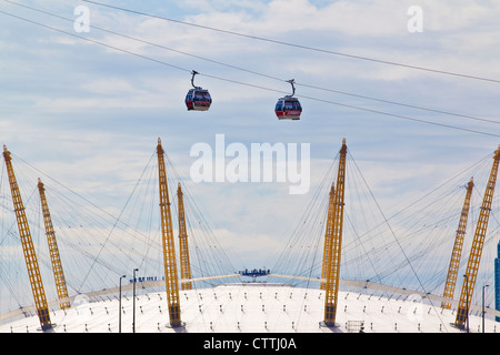 Funivie spanning di O2 Arena dove i passeggeri incrocio tra Royal Docks e la penisola di Greenwich , London, England, Regno Unito Foto Stock