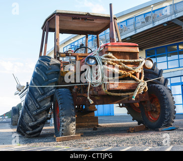 Uno dei vecchi trattori impiegati per trascinare il 'Cromer Crab Barche' fino alla spiaggia di 'Bassa marea' Cromer,Norfolk, Regno Unito Foto Stock