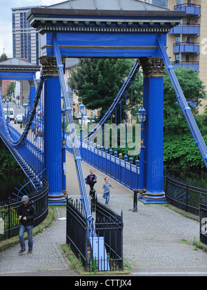 Due ragazzi in tutta Saint Andrews ponte in Glasgow. Foto Stock