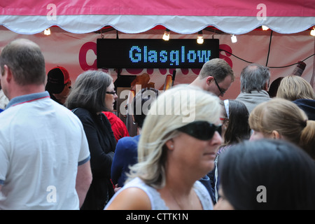 Il Merchant City Festival 2012 a Glasgow, la folla si muove in direzioni diverse. Foto Stock