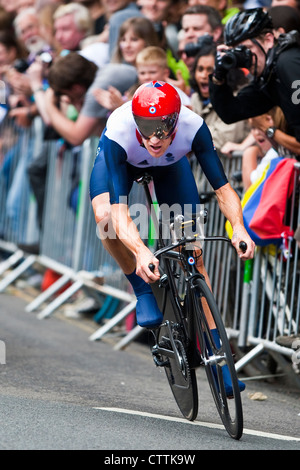 Bradley Wiggins sul suo modo di vincere la london 2012 medaglia d'oro alle olimpiadi di uomini del cronometro individuale evento. Foto Stock