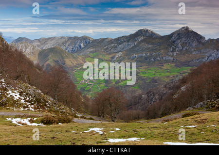 Vista dalle pendici del Picu'l Vasu sul bordo occidentale del Picos Europa Parco Nazionale vicino a Amieva, Asturias, Spagna Foto Stock