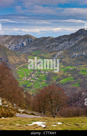 Vista dalle pendici del Picu'l Vasu sul bordo occidentale del Picos Europa Parco Nazionale vicino a Amieva, Asturias, Spagna Foto Stock