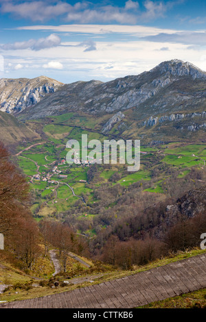 Vista dalle pendici del Picu'l Vasu sul bordo occidentale del Picos Europa Parco Nazionale vicino a Amieva, Asturias, Spagna Foto Stock