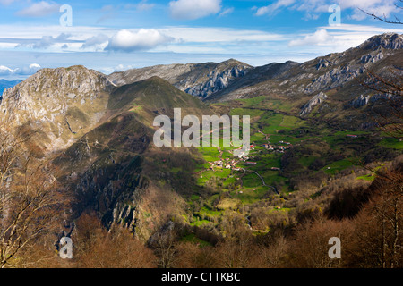 Vista dalle pendici del Picu'l Vasu sul bordo occidentale del Picos Europa Parco Nazionale vicino a Amieva, Asturias, Spagna Foto Stock