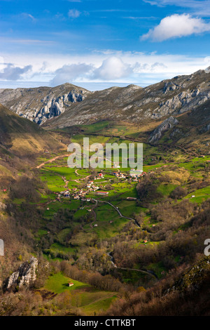 Vista dalle pendici del Picu'l Vasu sul bordo occidentale del Picos Europa Parco Nazionale vicino a Amieva, Asturias, Spagna Foto Stock