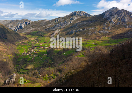 Vista dalle pendici del Picu'l Vasu sul bordo occidentale del Picos Europa Parco Nazionale vicino a Amieva, Asturias, Spagna Foto Stock