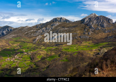 Vista dalle pendici del Picu'l Vasu sul bordo occidentale del Picos Europa Parco Nazionale vicino a Amieva, Asturias, Spagna Foto Stock