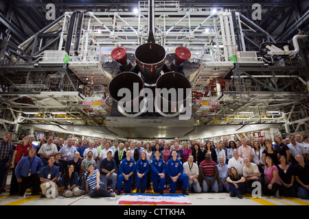 I membri dell'equipaggio della STS-135 si sono riuniti per una foto di gruppo sotto lo Space Shuttle Atlantis durante il Crew Equipment Interface test (CEIT) al Kennedy Space Center in Florida. Questo test è stato un passo importante nella preparazione della missione finale dello Space Shuttle Atlantis verso la stazione spaziale Internazionale. Foto Stock