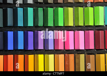 Un assortimento di chalk pastelli - materiale di arte Foto Stock