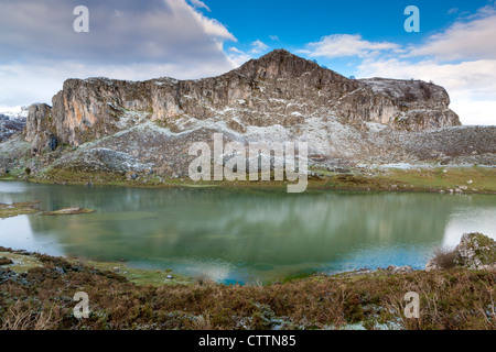 Il lago Ercina con Picu'l Mosquital in backgorund, Covadonga, Parco Nazionale Picos de Europa, Asturias, Spagna Foto Stock