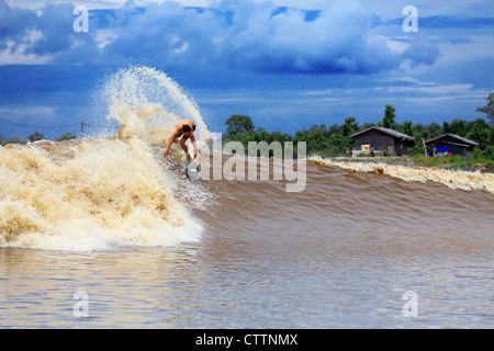 Australian Mikey Barbiere navigando in un foro di marea onda su un fiume di Sumatra conosciuto localmente come Bono e denominato 7 Fantasmi da viaggiatori. Foto Stock