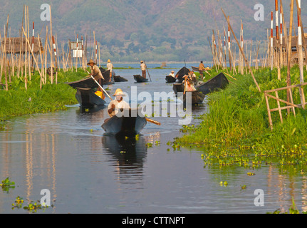 Fatto a mano le barche in legno sono la principale forma di trasporto sul Lago Inle - Myanmar Foto Stock