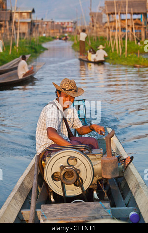 I turisti sono trasportati in barca a motore la principale forma di trasporto nel villaggio di PWE SAR KONE - Lago Inle, MYANMAR Foto Stock