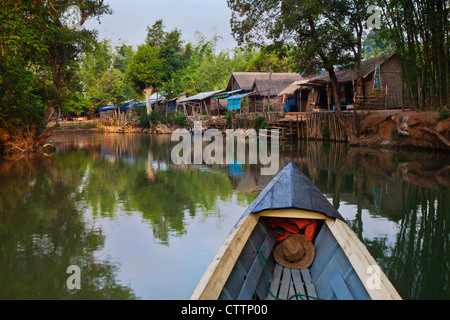 Sulla strada per il buddista INDEIN rovine da canal dal Lago Inle - Myanmar Foto Stock