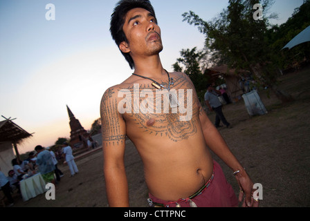 Kickboxers Wai Khru in Ayuthaya. Molti hanno Sak Yan. Foto Stock