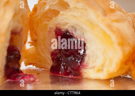 Freschi di forno croissant brioche francese riempito con marmellate ai frutti di bosco Foto Stock