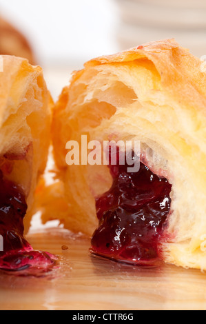 Freschi di forno croissant brioche francese riempito con marmellate ai frutti di bosco Foto Stock