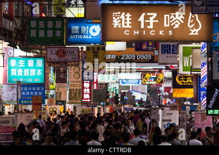 La strada affollata di notte in Mong Kok, Hong Kong Foto Stock