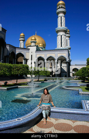 Turismo in appoggio anteriore del Jame'asr Hassanil Bolkiah moschea, Bandar Seri Begawan, Brunei, sud-est asiatico Foto Stock