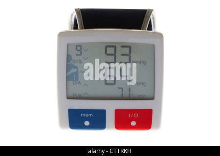 Personal home monitor della pressione del sangue con la fascetta da polso che mostrano una bassa pressione sistolica e diastolica i valori di frequenza cardiaca sul display LCD Foto Stock