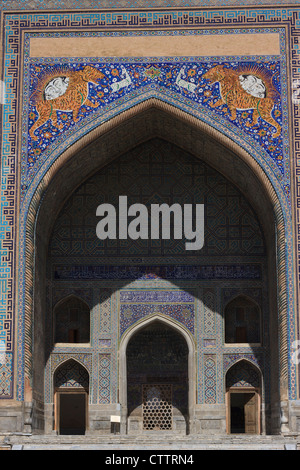 Sher-Dor madrasah del Registan a Samarcanda, Uzbekistan Foto Stock